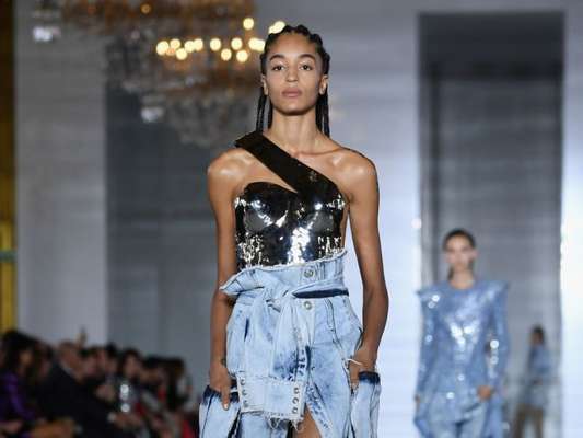 Formas de usar jeans no verão: o look Balmain traz uma saia longa descontruída que vai do dia de trabalho à produção de balada