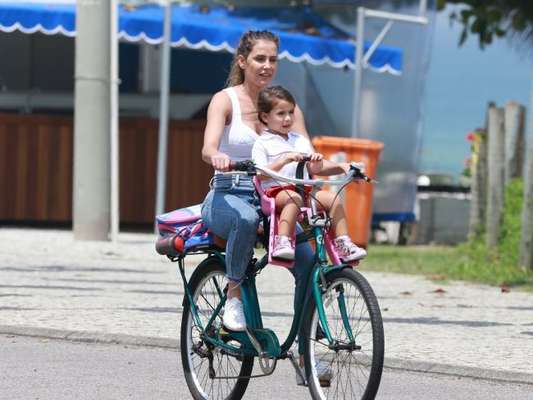 Deborah Secco passeia de bicicleta com a filha, Maria Flor nesta quarta-feira, dia 10 de outubro de 2018