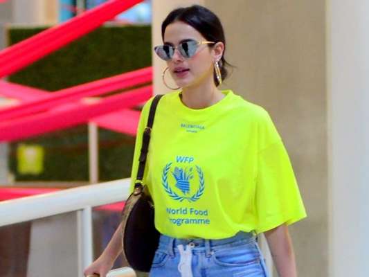 Bruna Marquezine embarca com blusa neon e mala grifada nesta quarta-feira, dia 10 de outubro de 2018