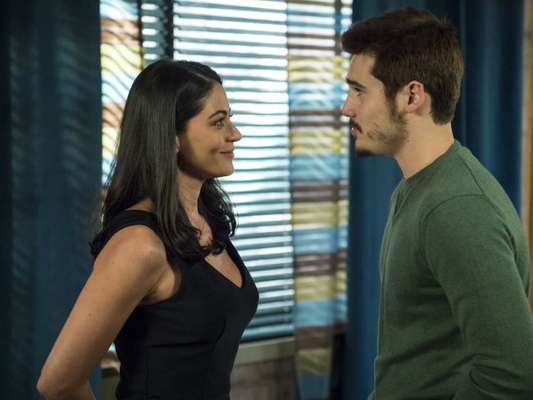 Samuca (Nicolas Prattes) termina o namoro com Waleska (Carol Castro) na novela 'O Tempo Não Para'