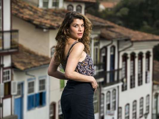 Isabel (Alinne Moraes) vive romance em segredo com Marcelo (Nikolas Antunes) na novela 'Espelho da Vida'