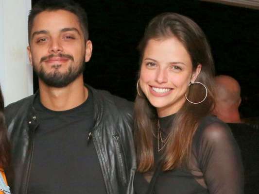 Agatha Moreira viaja a Fernando de Noronha com Rodrigo Simas e família, como mostrou a mãe do ator em foto postada nessa quarta-feira, dia 10 de outubro de 2018