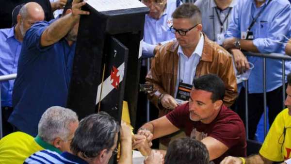 Juíza que anulou a urna 7 irá decidir se irá anular ou não a eleição toda do Vasco. Confira a seguir a galeria L!