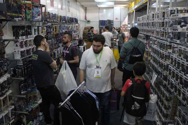Se engana quem acha que a BGS 2018 é apenas para testar novos jogos; a feira também serve para comprar itens relacionados ao universo geek e nerd