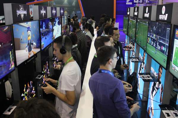 À esquerda, gamers testam o tão aguardado Kingdom Hearts III, que deve ser lançado em 2019, enquanto à direita, os visitantes da BGS aproveitam para jogar o recém-lançado FIFA 19