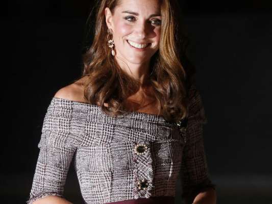 Kate Middleton usa vestido tweed com ombros de fora em visita a centro cultural nesta quarta-feira, dia 10 de outubro de 2018