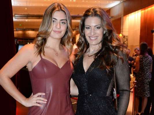 Elaine Mickely vai acompanhada com a filha, Luma Mickely, ao leilão beneficente da AACD, no Grand Hyatt, em São Paulo, na noite desta quarta-feira, 10 de outubro de 2018