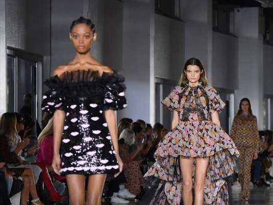 Babado é tendência para o verão 2019: camadas e mais camadas nos looks de Giambattista Valli