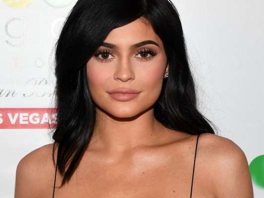 Kylie Jenner faz preenchimento três meses após remoção