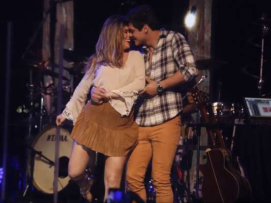 Lucas Veloso dançou forró com a namorada, Nathalia Mello, em show nesta quarta-feira, 10 de outubro de 2018