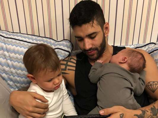 'Momentos', legendou Gusttavo Lima no vídeo com a família