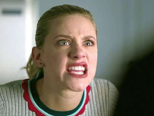 Em "Riverdale", Betty (Lili Reinhart) acaba tendo uma convulsão depois de ver um culto bem sinistro