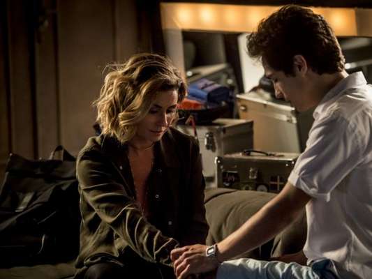 Em "Segundo Sol": Valentim (Danilo Mesquita) não consegue chamar Luzia (Giovanna Antonelli) de mãe