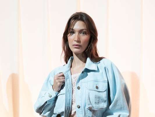 Calça cargo é trend: a grife italiana Alberta Ferretti apostou num modelo em off white vestido por Bella Hadid
