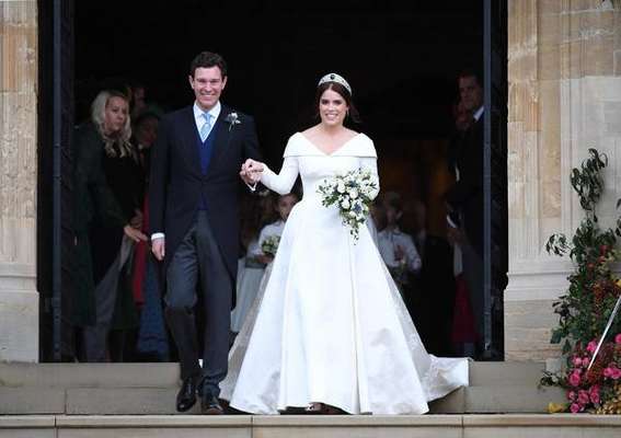 Eugenie e Jack Brooksbank deixam a capela de St. George após casamento