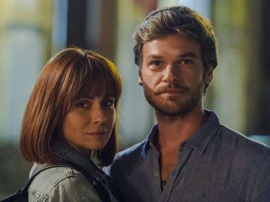 Na novela 'Segundo Sol', Beto (Emilio Dantas) visita Luzia (Giovanna Antonelli) na prisão.