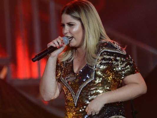 Marília Mendonça se irritou com fãs que insistem para que ela engate namoro com o sertanejo Henrique, da dupla com Juliano
