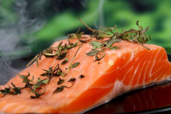 Vitamina D: os fãs de peixes como salmão, sardinha e atum podem comemorar. Esses alimentos são ricos em vitamina D, um grupo de compostos lipossolúveis que promovem a absorção do cálcio nos dentes e ossos. O iogurte, a manteiga e os cogumelos também são boas fontes de vitamina D.