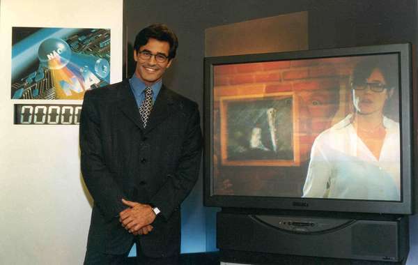 'Você Decide' (Globo) - Diversos programas marcam época na televisão, mas nenhum consegue ser eterno. Relembraremos a seguir diversos programas que marcaram época, e que provavelmente você vai se lembrar de já ter assistido, mas que saíram do ar já há alguns anos, como o 'Você Decide', que ficou no ar entre 1992 e 2000, e partia de uma premissa simples: por meio de ligações telefônicas, os espectadores votavam para escolher a opção de desfecho de cada episódio, que tinha finais alternativos gravados previamente. Por exemplo: devolver ou não devolver uma carteira repleta de dinheiro que não pertence ao personagem?