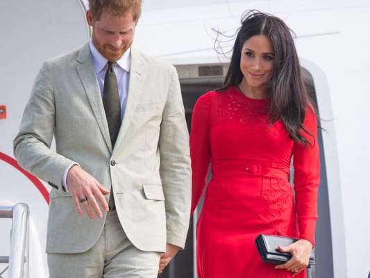 Meghan Markle &eacute; tra&iacute;da por look ao desembarcar em Tonga, no aeroporto de Fua'amotu, em Fiji, nesta quinta-feira, 25 de outubro de 2018