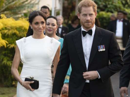 Meghan Markle usa anel de Diana e vestido inspirado em deusa em jantar em Tonga nesta quinta-feira, dia 25 de outubro de 2018
