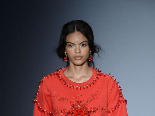 Vermelho se mostra tendência nas passarelas do SPFW. Look de Victor Hugo Matos