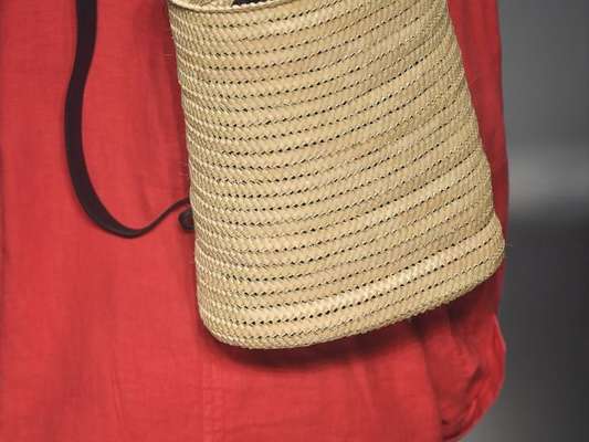 Bolsas com pegada artesanais estarão em alta na próxima temporada também. Em estilo mochila, da Osklen