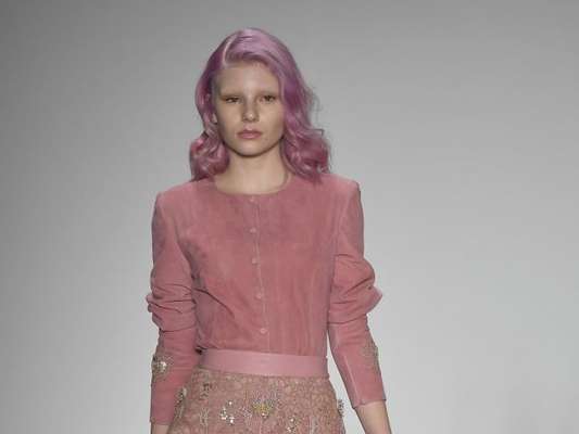 Looks monocromáticos no SPFW. Rosa até no cabelo no look de Ptricia Viera