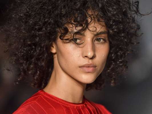 Cabelos das passarelas do São Paulo Fashion Week: cachos e volume no look (lindo!) da Osklen