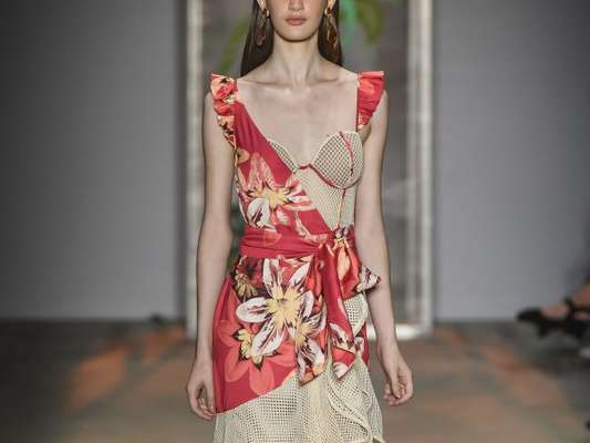 Estampa floral: em estilo tropical em vestido bem feminino da PatBo