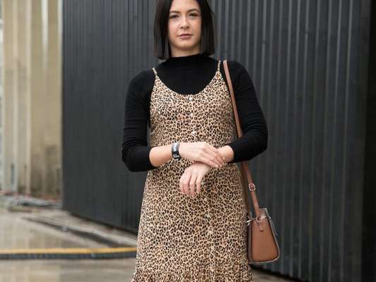 Até eu, Bia Doblas, repórter Glam do Purepeople, entrei na tendência animal print com o vestido de oncinha! Curtiu? Confira mais 4 jeitos de usar a estampa de onça com o street style do São Paulo Fashion Week no vídeo abaixo!