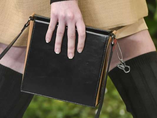 As bolsas que vão bombar na próxima temporada segundo o SPFW: geométrica e discreta da Gloria Coelho