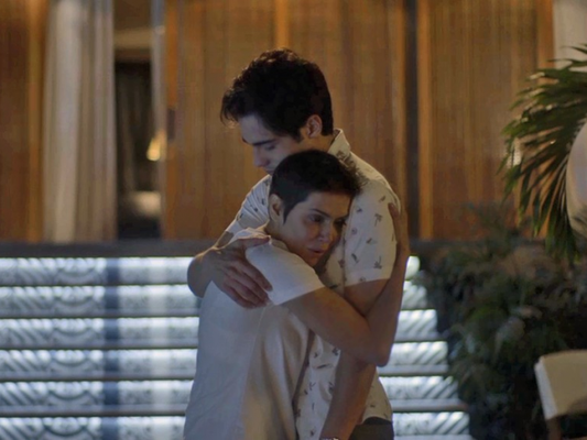 Na reta final de "Segundo Sol", Karola (Deborah Secco) salva Valentim (Danilo Mesquita) de tiro dado por Laureta (Adriana Esteves)