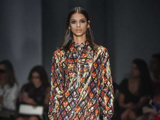 Coral e roxo apareceram no vestido longo de mangas e fendas de Reinaldo Lourenço no SPFW