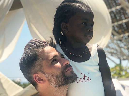 Bruno Gagliasso compartilhou foto da filha, Títi, tietando a rapper MC Soffia em resorte de Fernando de Noronha, nesta sexta-feira, 2 de novembro de 2018: 'Rainhas'