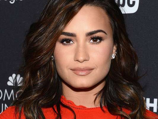 Demi Lovato é vista em restaurante com amigo depois de sair da reabilitação