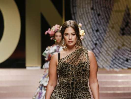 Look drapeado da Dolce & Gabbana tem pegada sexy e é atemporal