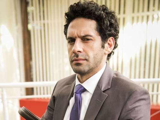 Na novela 'O Tempo Não Para', irmão de Emílio (João Baldasserini) investiga morte do gêmeo