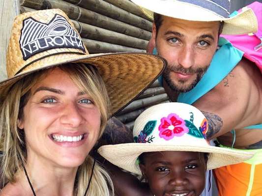 Bruno Gagliasso tem curtido dias de descanso com mulher e a filha em Fernando de Noronha