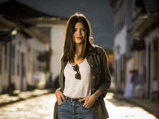 Cris (Vitória Strada) se entrega para Danilo (Rafael Cardoso) na novela 'Espelho da Vida'