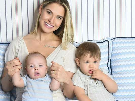 Andressa Suita mostra estreia dos filhos em comercial com ela e Gusttavo Lima