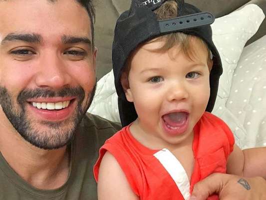 Gusttavo Lima dividiu com os seguidores uma foto fofa com o filho, Gabriel, de 1 ano, no Instagram