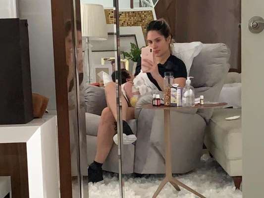 Thyane Dantas postou uma foto amamentando o filho, Dom, nesta quarta-feira, 7 de outubro de 2018