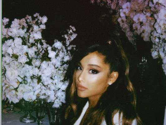 Ariana Grande quase cai durante a primeira performance de "thank u, next" no "The Ellen Show"