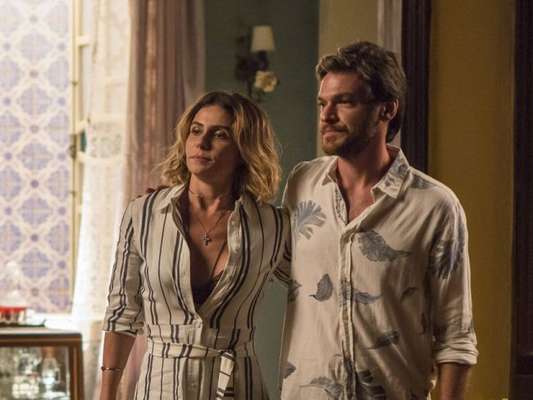Final "Segundo Sol": Valentim (Danilo Mesquita) e Beto (Emílio Dantas) pedem que Karola vá conversar com Luzia (Giovanna Antonelli)