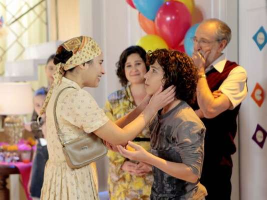 Nos próximos capítulos da novela 'As Aventuras de Poliana', João (Igor Jansen) reencontrará a mãe durante a festa de Poliana (Sophia valverde)