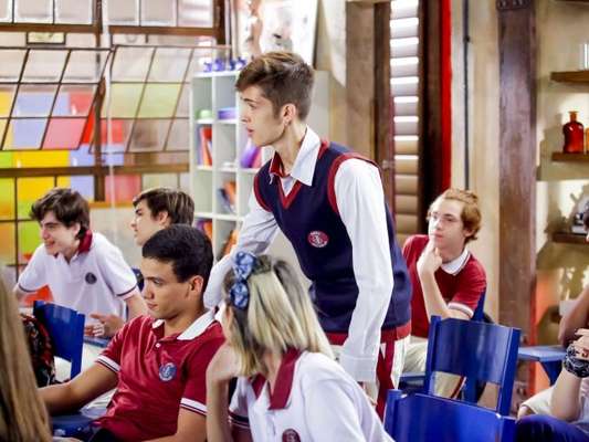 Nos próximos capítulos da novela 'As Aventuras de Poliana', Luca Tuber (João Guilherme) revelará em frente a toda turma que Guilherme (Lawrran Couto) traiu Raquel (Isabella Moreira) e a convidará para sair