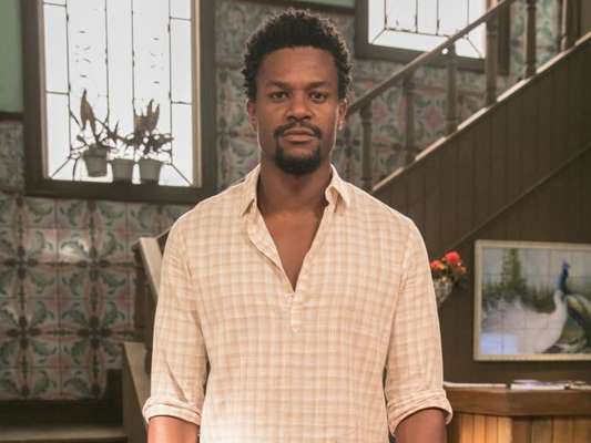 Em 'O Tempo Não Para', Menelau (David Junior) se rende as investidas de Vanda (Lucy Ramos)