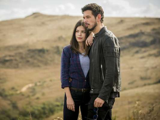 Alain (João Vicente de Castro) ameaça Cris (Vitória Strada) de tirá-la do filme sobre a vida de Júlia Castelo em 'Espelho da Vida'