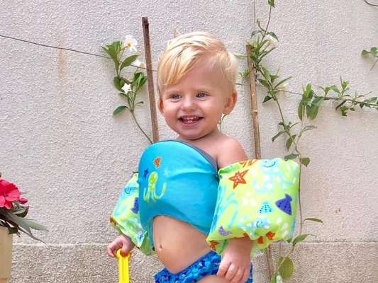 Enrico, filho de Karina Bacchi, curtiu a piscina em grande estilo